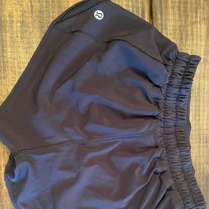 Black lululemon hotty hot shorts 2.5”